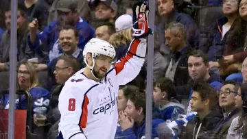 Российская звезда НХЛ получил удар в голову от своего же партнера