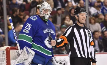 Голкипер Ванкувера совершил сэйв дня в НХЛ
