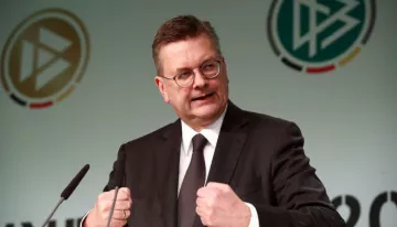 Глава Немецкого футбольного союза увольняется из-за подарка Суркиса