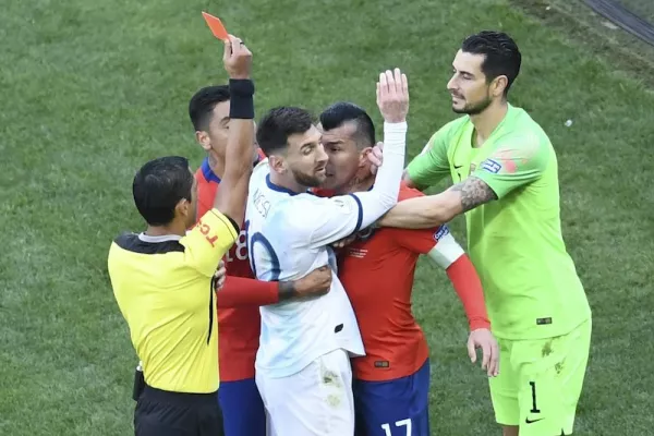 Месси заработал удаление в матче против Чили: ужасная ошибка судьи