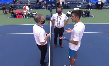 Джокович ударил мячом линейную судью, его сняли с US Open(Видео)
